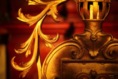 Eski süsler, antika altın çiçekli tasarımlar.