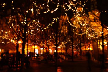 Rengarenk bulanık bokeh sokak ışıklarının soyut arkaplanı. hareket ve gece hayatı kavramı.