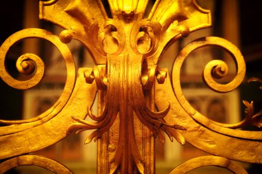 Eski süsler, antika altın çiçekli tasarımlar.