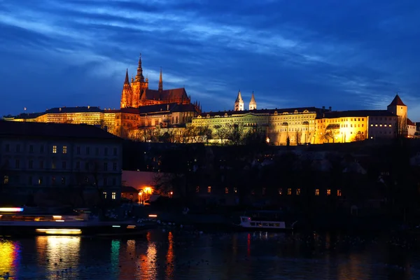 Prague la nuit. Cathédrale et vue palais — Photo