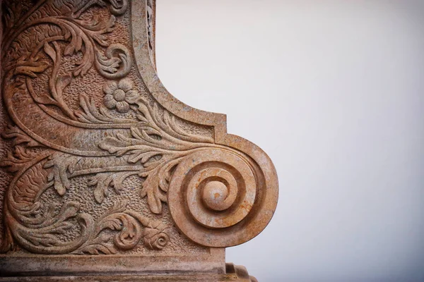 Elementy architektoniczne nad kamiennym barokowym zdobieniem budynku — Zdjęcie stockowe