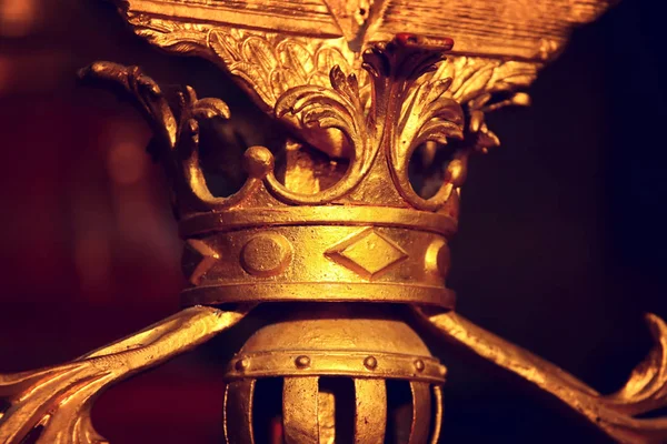 Elemento ornamento vintage de coroa, desenhos florais de ouro antigo — Fotografia de Stock