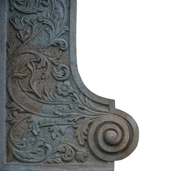 Архитектурные элементы над каменным барочным орнаментом украшения здания. изолированные на белом — стоковое фото