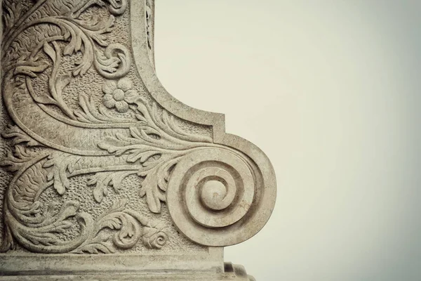 Éléments architecturaux sur pierre Décoration d'ornement baroque du bâtiment. vintage filtré — Photo