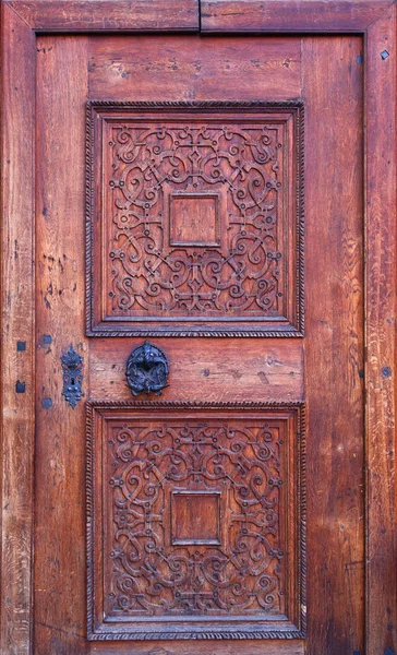 Fondo de grunge viejo, textura de madera medieval. parte de la antigua puerta con perilla antigua de hierro — Foto de Stock