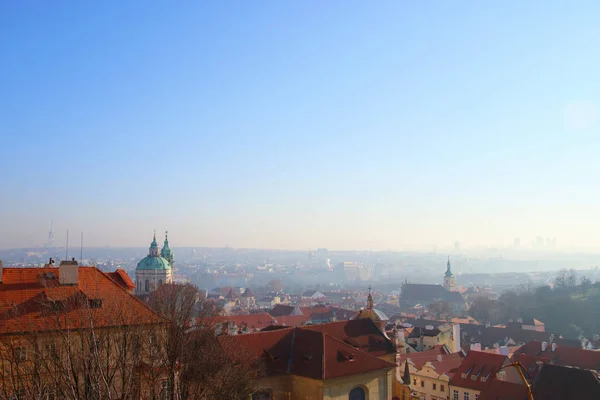Toits de tuiles Prague de vieilles maisons, vue d'en haut — Photo