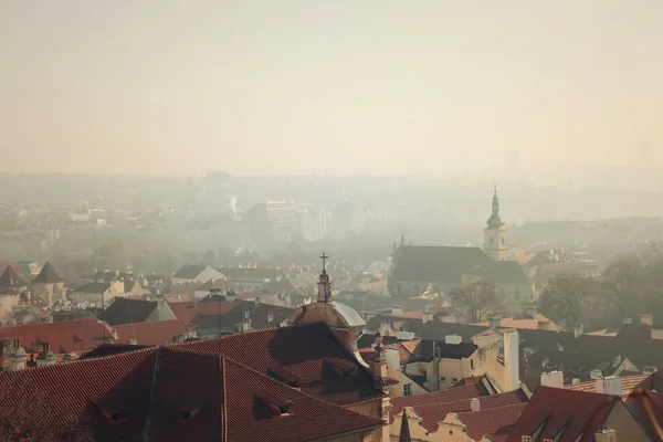 Toits de tuiles Prague de vieilles maisons, vue d'en haut. photo de style vintage et nostalgique — Photo