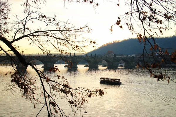 Praga e rio Vltava. Ponte Charles vista ao pôr do sol — Fotografia de Stock