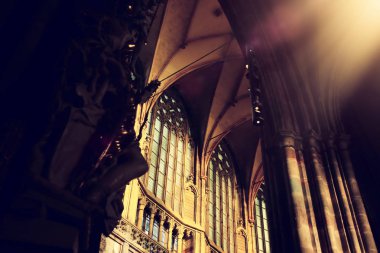 Prag katedralinin içeriden görünüşü