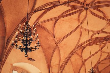 Antika tavanda eski mimari detaylar ve eski avize.