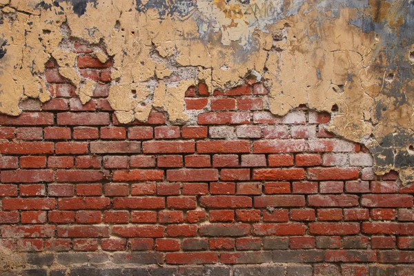 Background of old brick wall with peeling plaster — 스톡 사진