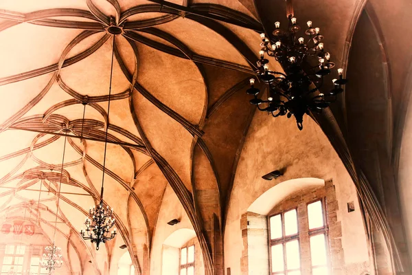 古い建築の詳細ヴィンテージシャンデリアとアンティークの天井 — ストック写真