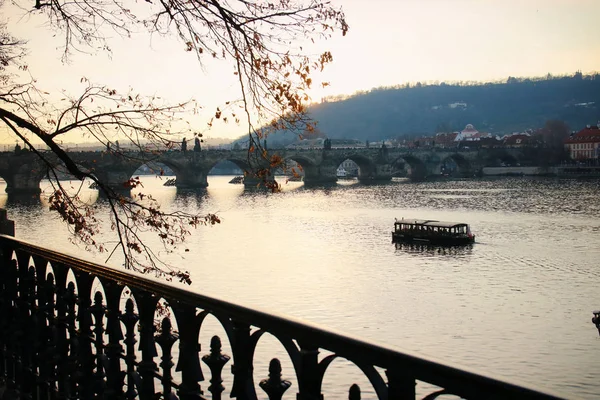 Praga e rio Vltava. Ponte Charles vista ao pôr do sol — Fotografia de Stock