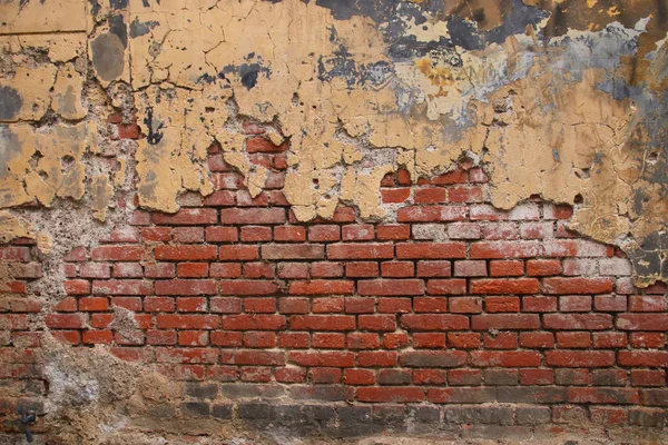 Фон старої цегляної стіни з пілінговою штукатуркою — стокове фото