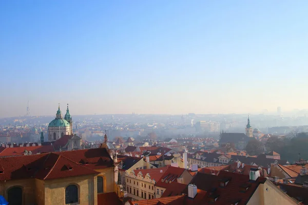 Toits de tuiles Prague de vieilles maisons, vue d'en haut — Photo