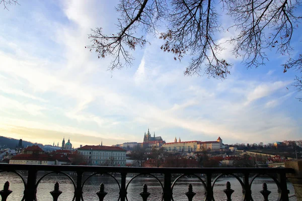 Praga e rio Vltava. Catedral e vista do palácio — Fotografia de Stock