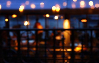 Rengarenk bulanık bokeh sokak ışıklarının soyut arkaplanı. hareket ve gece hayatı kavramı.