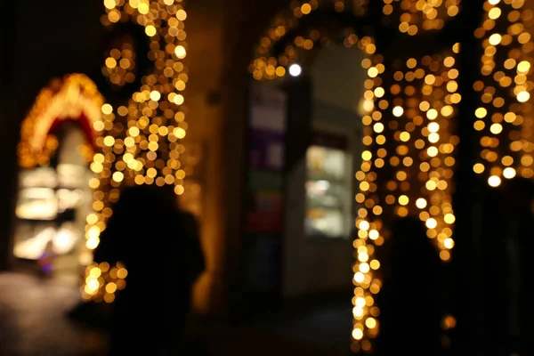 화려 한 색상의 흐릿 한 보크 (bokeh) 거리 불빛의 추상적 인 배경. 동작 과 야간 생활 개념. — 스톡 사진