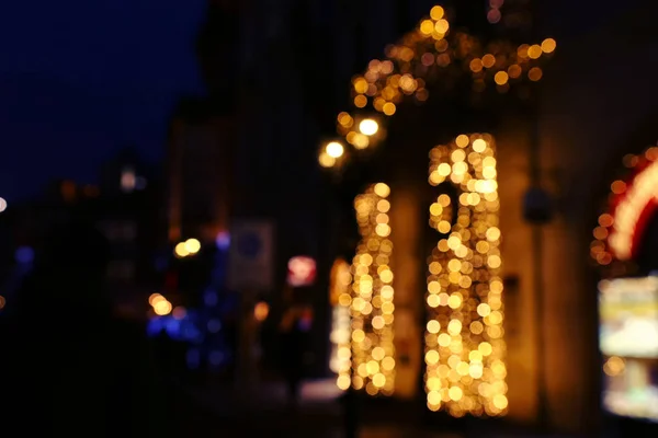 화려 한 색상의 흐릿 한 보크 (bokeh) 거리 불빛의 추상적 인 배경. 동작 과 야간 생활 개념. — 스톡 사진