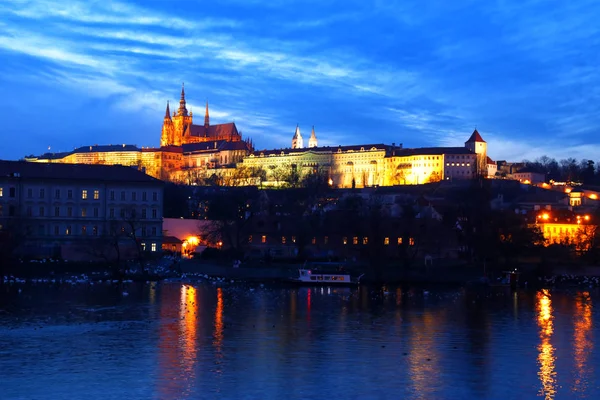 Prag in der Nacht. Blick auf Kathedrale und Palast — Stockfoto