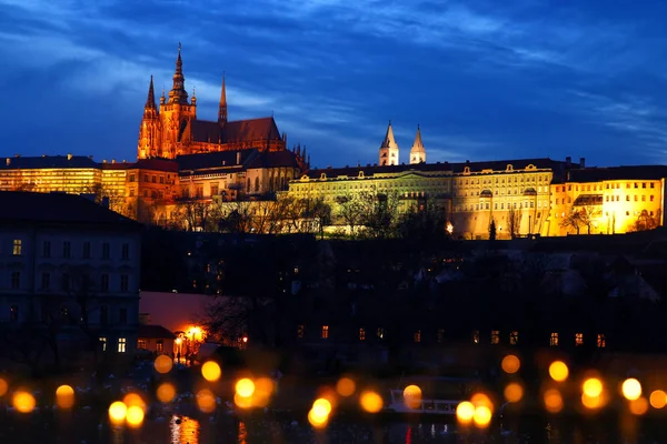 Praga por la noche. Catedral y vista al palacio — Foto de Stock