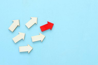 İş liderliği kavramı, bir grup takipçisi olan kırmızı ok lideri.