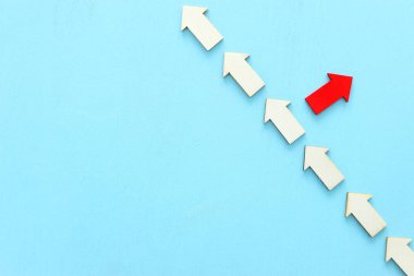 Gruptaki diğer oklarla ters yöne bakan kırmızı okun görüntüsünü kavra. Bireysellik ve hırs metaforu