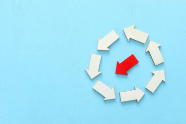 Gruptaki diğer oklarla ters yöne bakan kırmızı okun görüntüsünü kavra. Bireysellik ve hırs metaforu