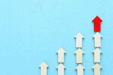 İş liderliği kavramı, bir grup takipçisi olan kırmızı ok lideri.