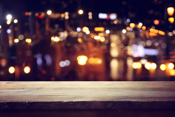 Fondo Imagen de mesa de madera frente a las luces abstractas borrosas del restaurante —  Fotos de Stock