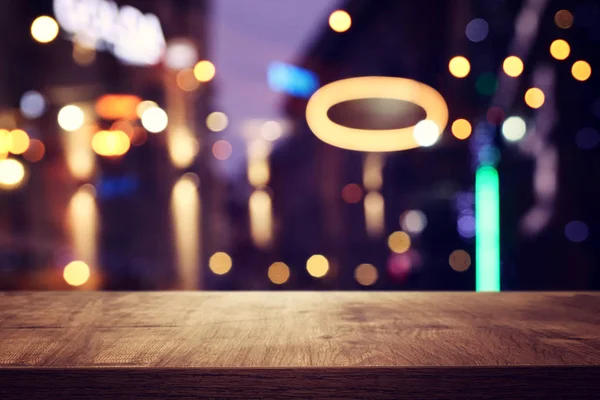 Fond Image de table en bois devant les lumières abstraites floues du restaurant — Photo