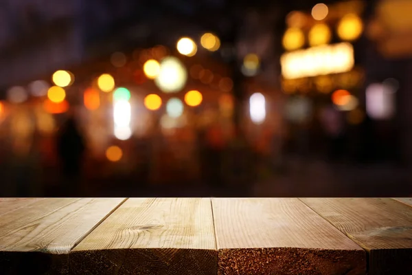 Fondo Imagen de mesa de madera frente a las luces abstractas borrosas del restaurante —  Fotos de Stock