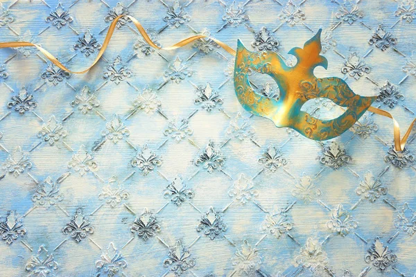 青と金のエレガントな伝統的なベネチアンマスク上ヴィンテージウ — ストック写真