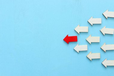 İş liderliği kavramı, bir grup takipçisi olan kırmızı ok lideri.