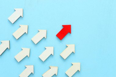 İş liderliği kavramı, bir grup takipçisi olan kırmızı ok lideri.