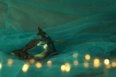 Zarif ve narin altın ve mavi Venedik maskesinin fotoğrafı.