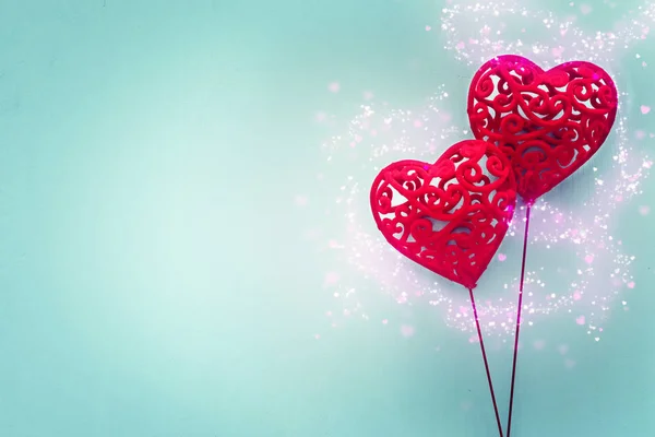 Valentijnsdag concept. rood fluwelen hartjes over houten blauwe rug — Stockfoto