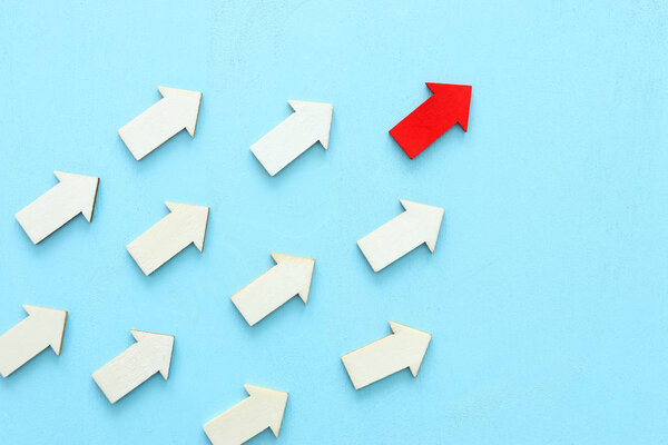 Концепция лидерства в бизнесе, лидер "красной стрелы" с группой последователей
