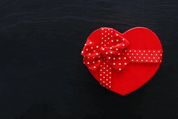 Concepto de San Valentín. Caja de regalo sobre fondo negro. Composición laica plana —  Fotos de Stock