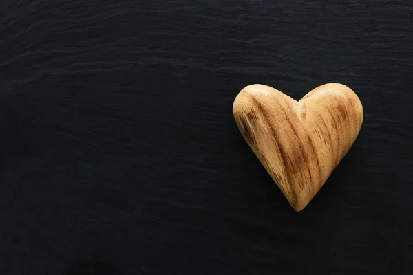 Valentines day concept. wooden heart over black background. Flat lay composition — 스톡 사진