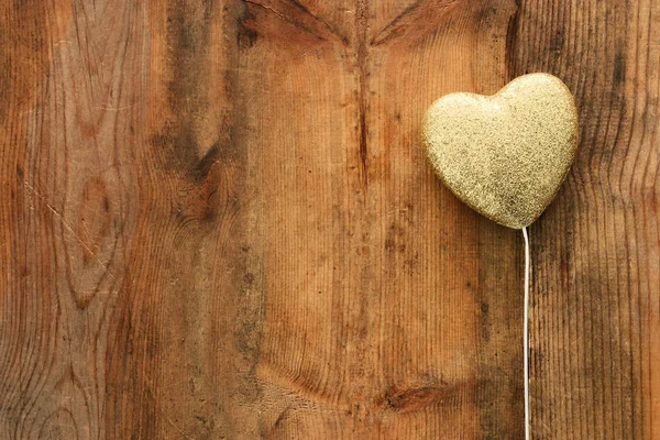 Concepto de San Valentín. corazones de brillo dorado sobre fondo de madera. Composición laica plana — Foto de Stock