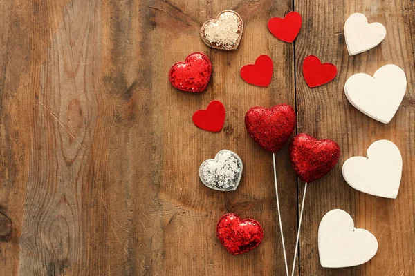 Concepto de San Valentín. corazones de brillo rojo sobre fondo de madera. Composición laica plana —  Fotos de Stock