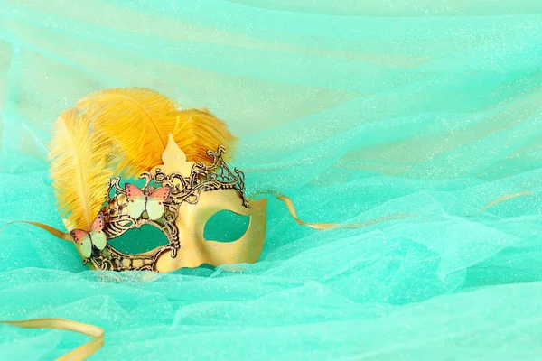 Foto von eleganten und zarten venezianischen Goldmaske über Mint-Chiffon-Hintergrund — Stockfoto