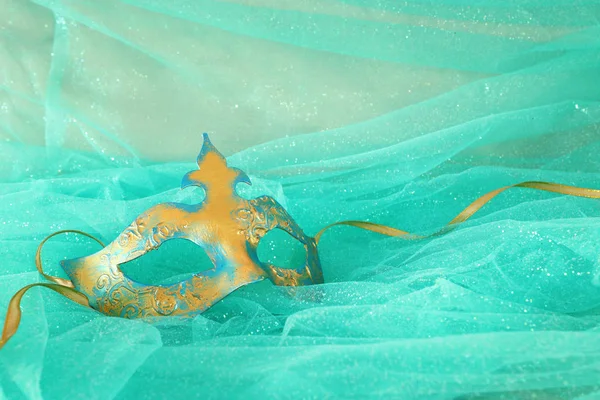 मिंट चिफन पार्श्वभूमीवर मोहक आणि नाजूक सोने आणि निळा व्हेनिश मास्क फोटो — स्टॉक फोटो, इमेज