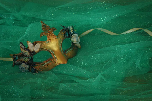 Foto von eleganten und zarten venezianischen Goldmaske über Mint-Chiffon-Hintergrund — Stockfoto