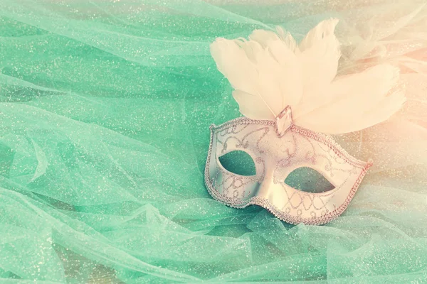 Zdjęcie eleganckiej i delikatnej białej weneckiej maski na tle szyfonu miętowego — Zdjęcie stockowe