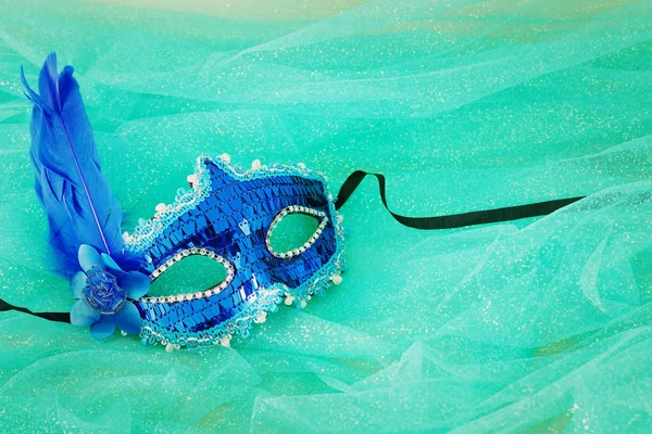 Foto von eleganten und zarten blauen venezianischen Maske über Mint-Chiffon-Hintergrund — Stockfoto