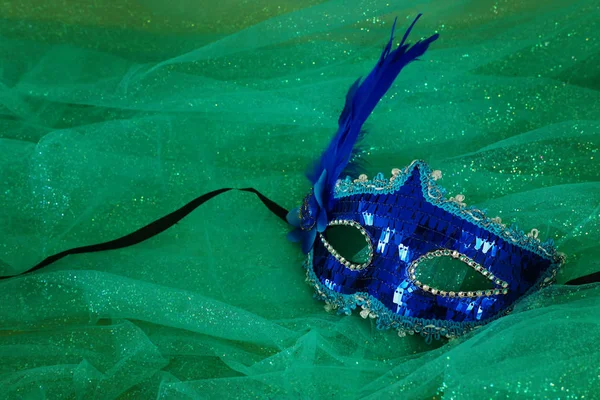 Фото елегантної і делікатної синьої венеціанської маски на тлі м'яти шифон — стокове фото