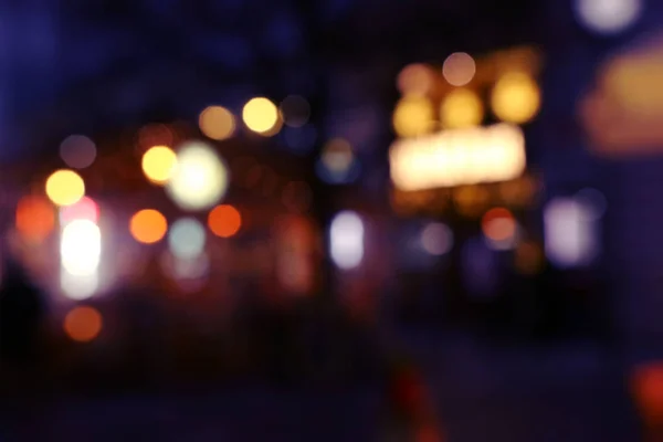 Fondo abstracto de colorido desenfocado desenfocado luces de calle bokeh. concepto de movimiento y vida nocturna . —  Fotos de Stock