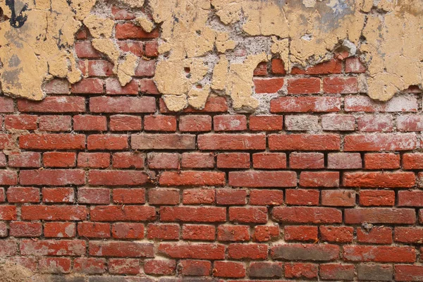 带剥落石膏的旧砖墙背景 — 图库照片